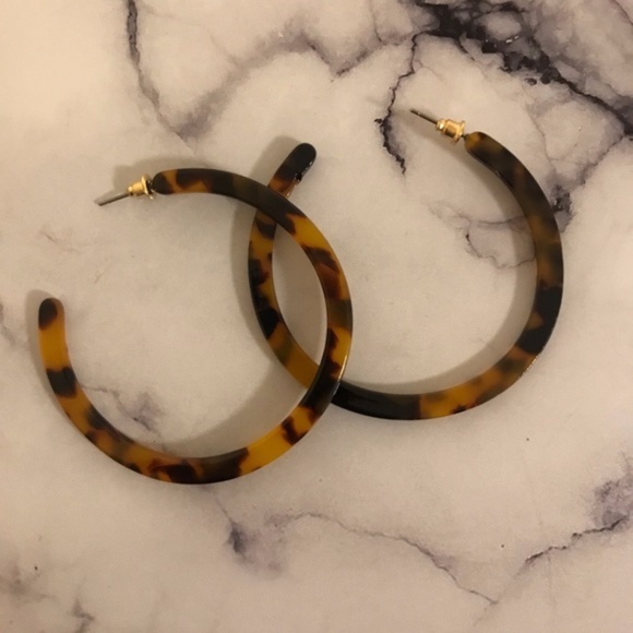 Tortoise shell open hoop earrings - Picture 5 of 8